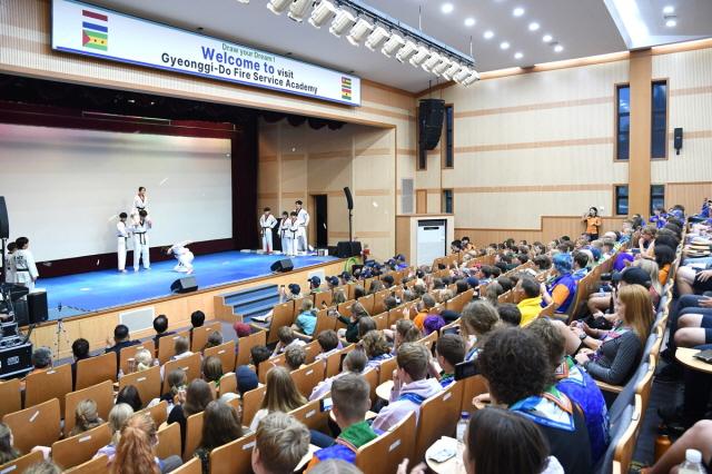 NSP통신-10일 경기도소방학교 대강당에서 잼버리 대원들이 한국문화 공연을 관람하고 있다. (사진 = 경기도)