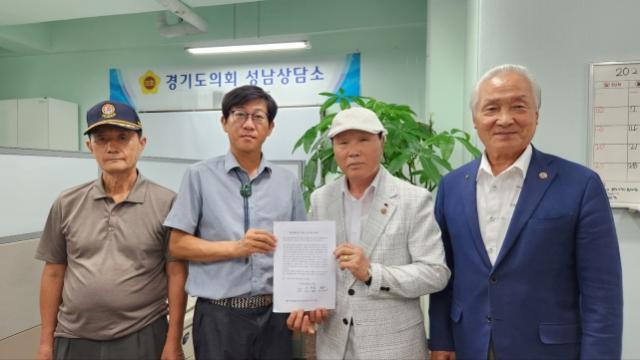 NSP통신-국중범 경기도의원이 성남상담소에서 박덕진 대한민국월남전참전자회 경기도지부 성남시지회장, 염덕길 성남시 재향경우 연합회장과 정담회 후 기념촬영을 하고 있다. (사진 = 경기도의회)