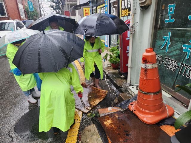 NSP통신-10일 광명시 광명3동 자율방재단이 한반도를 관통한 태풍 카눈에 대비해 관내 사전예찰 활동을 펼치며 주민 안전을 살피고 있다. (사진 = 광명시)