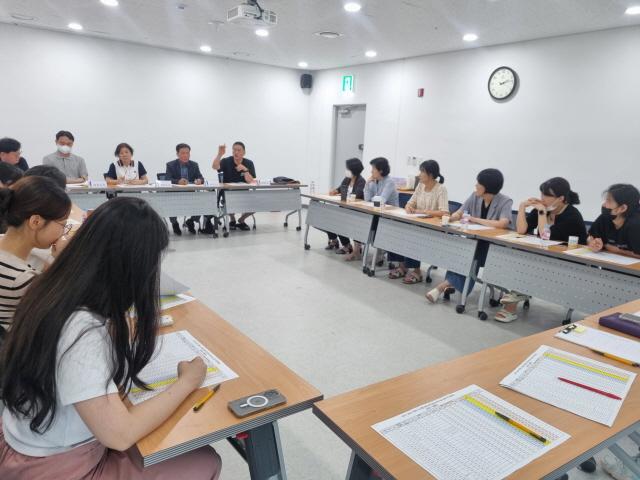 NSP통신-수원시 학교급식 수산물 공급가격 협의회에서 관계자가 발언을 하고 있다. (사진 = 수원시)