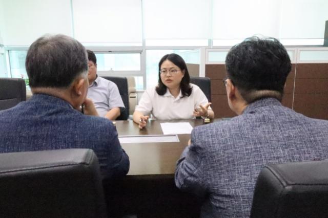 NSP통신-9일 이자형 경기도의원이 경기도교육청 학교설립기획과와 정담회를 하고 있다. (사진 = 경기도의회)