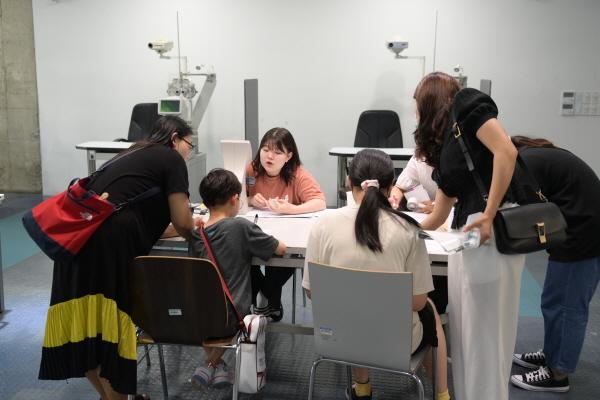NSP통신-대구보건대학교 안경광학과를 방문한 학생들이 시력검사를 받고 있다. (사진 = 대구보건대학교)