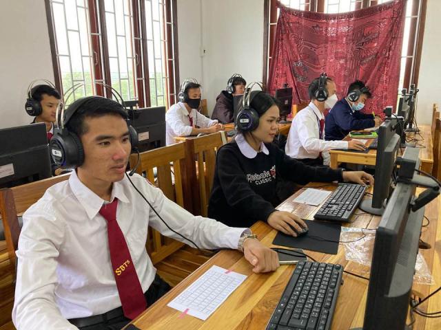 NSP통신-화상으로 한국어 강의를 듣는 라오스 학생들 모습. (사진 = 원광디지털대학교)