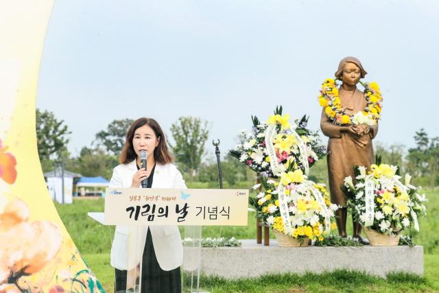 NSP통신-12일 김경희 화성시의회 의장이 추념사를 하는 모습. (사진 = 화성시의회)