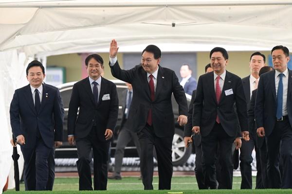 NSP통신-서해선 대곡~소사 개통식에 참석한 윤석열 대통령과 이동환 고양시장 (사진 = 고양시)