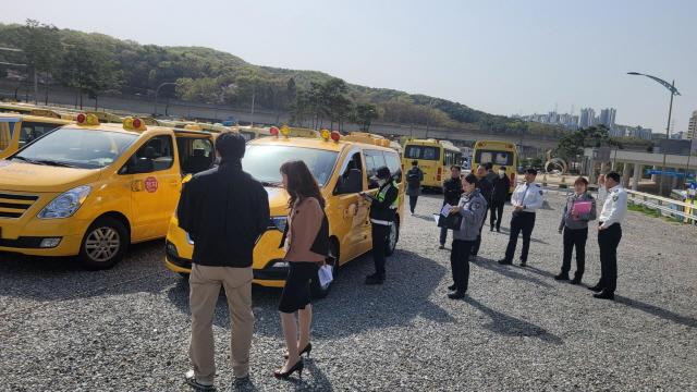 NSP통신-한국교통안전공단 경기남부본부 자동차안전단속원이 어린이통학버스를 점검하고 있다. (사진 = 한국교통안전공단 경기남부본부)