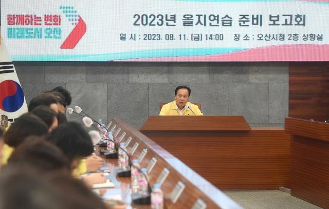 NSP통신-11일 이권재 오산시장이 2023 을지연습 준비상황 보고회에서 발언을 하는 모습. (사진 = 오산시)