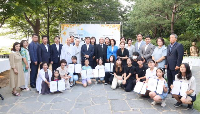 NSP통신-14일 오후 광명시는 광명동굴 평화의 소녀상 앞에서 일본군 위안부 피해자 기림의 날 기념식을 가졌다. (사진 = 광명시)