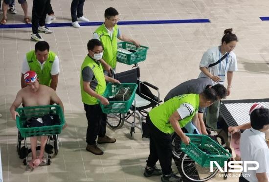 NSP통신-신광양라이온스클럽 회원들 선수들과 함께 수영경기장으로 입장해 벗어놓은 옷 바구니 봉사