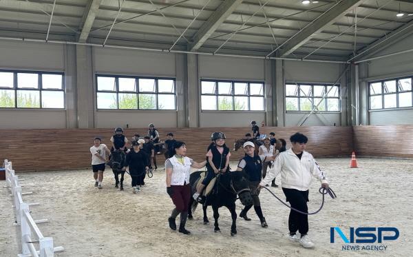 NSP통신-경상북도교육청은 16일부터 오는 18일까지 2박 3일간 상주 유·청소년 승마교육센터에서 장애학생과 가족들을 위한 재활승마 가족캠프를 실시한다. (사진 = 경상북도교육청)