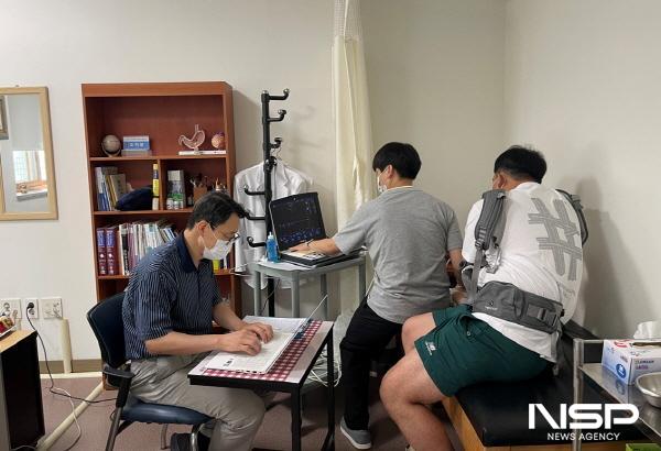 NSP통신-여수시보건소 진료실에서 연세대학교 세브란스 심장혈관병원 박한기교수 등 의료진이 105차 심장병 무료진료를 진행했다. (사진 = 여수시)