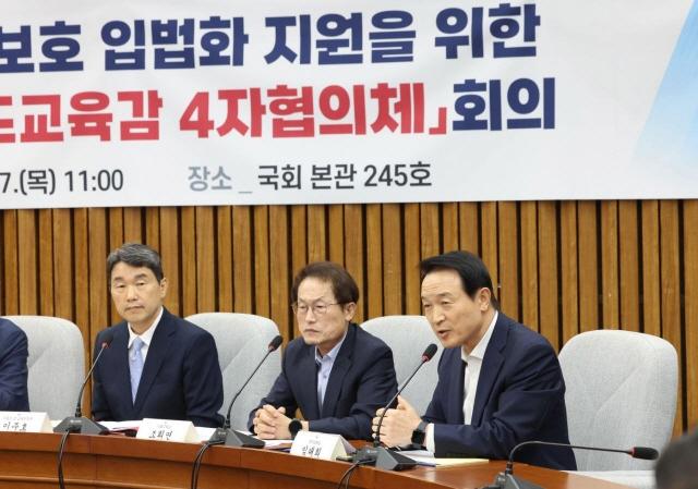 NSP통신-17일 임태희 경기도교육감(오른쪽)이 발언을 하는 모습. (사진 = 경기도교육청)