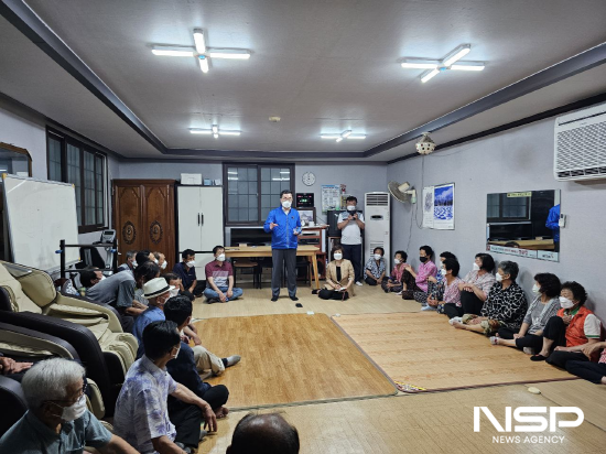 NSP통신-소병철 국회의원 시민들을 만나며 각종 민원 사항과 건의 사항 답변 (사진 = 소병철 국회의원실)