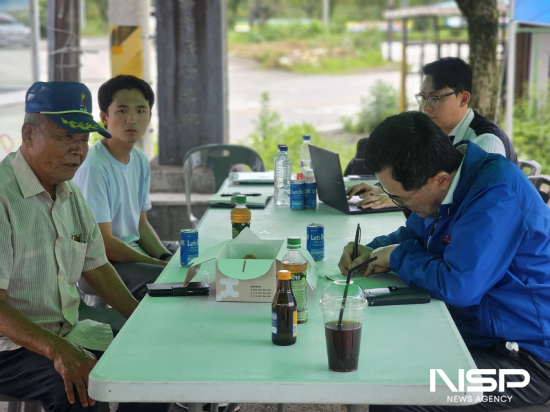 NSP통신-소병철 국회의원 시민들을 만나며 각종 민원 사항과 건의 사항 등 경청하고 메모 (사진 = 소병철 국회의원실)