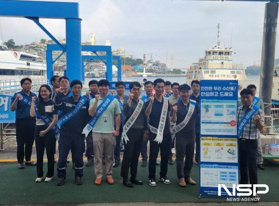 NSP통신-여수광양항만공사 유관기관 합동 해상안전캠페인에서 캠페인 참여자들 기념사진 찰영 (사진 = 여수광양항만공사)