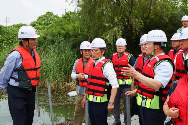 NSP통신-인공지능(AI) 탑재 녹조청소로봇(무인 자율이동 조류포집장치) 기술 현장 시연회 모습. (사진 = 의왕시)