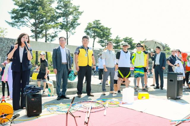 NSP통신-19일 새솔동 수노을중앙공원 일원에서 개최된 제2회 수노을 물놀이 축제에서 김경희 화성시의회 의장(왼쪽 첫번째)이 축사를 하는 모습. (사진 = 화성시의회)