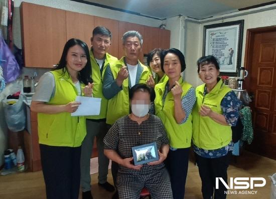 NSP통신-독거노인을 대상으로 탄생화, 찾아가는 생일잔치 사업 (사진 = 광양시청)