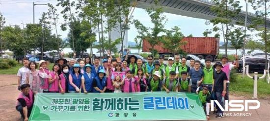 NSP통신-사회단체 함께하는 청결활동 기념 찰영 (사진 = 광양시청)