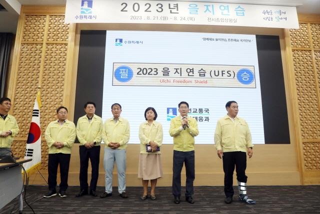 NSP통신-21일 김기정 수원시의회 의장(오른쪽 두번째)이 발언을 하고 있다. (사진 = 수원시의회)