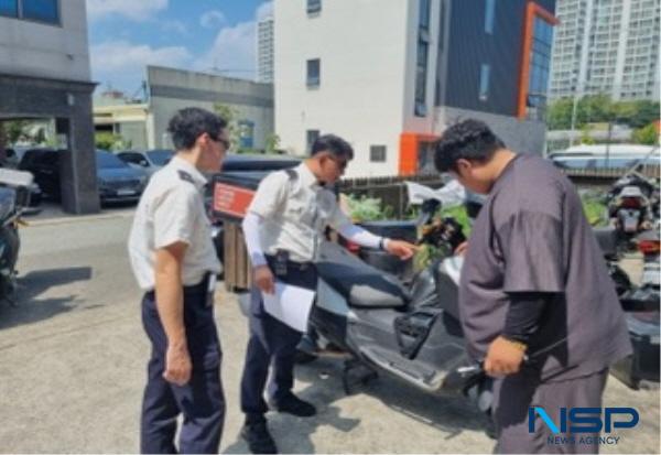 -포항북부경찰서는 이륜차 교통법규위반 근절을 위해 퀵 배달업체 등 15곳을 방문 업주종업원 상대 이륜차 안전운전 및 교통법규 위반행위에 대한 중점 단속 사항을 홍보하면서 배달 운전자 상대 안전모 야광조끼 등을 전달했다 사진 포항북부경찰서