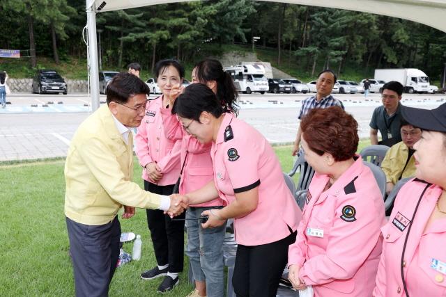 NSP통신-22일 김기정 수원시의회 의장(왼쪽)이 훈련 참가자들을 격려하고 있다. (사진 = 수원시의회)