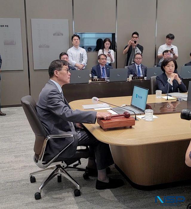NSP통신-24일 이창용 한국은행 총재가 금융통화위원회 회의실에 도착해 자리에 착석했다. (사진 = 강수인 기자)