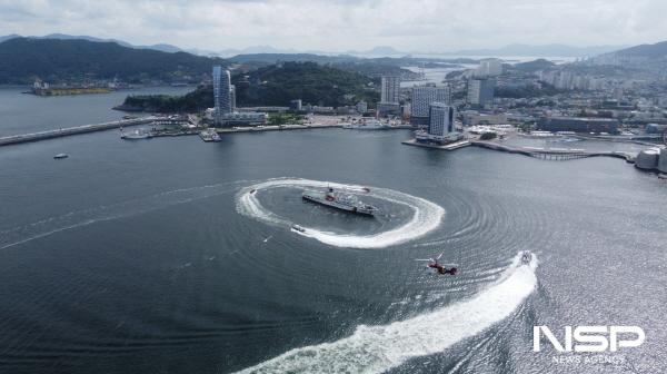 NSP통신-여수 신항 해상에서 미식별 선박을 발견해 추적 및 차단하는 항만방호 훈련을 시작으로 침투선박이 여객선을 납치하는 해양 대테러 훈련이 이뤄졌다. (사진 = 여수해경)