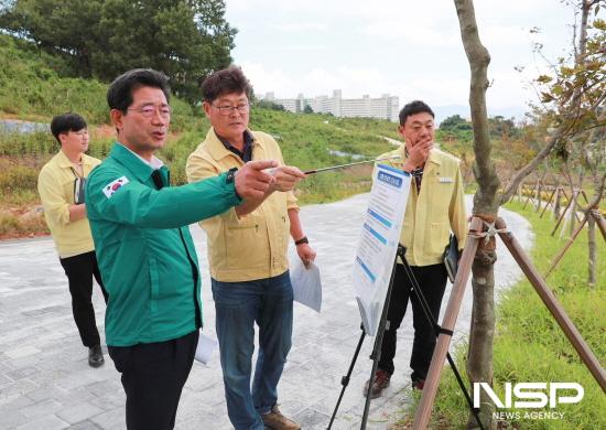 NSP통신-성황 근린공원 조성사업 현장을 방문해 공사 마무리 현황 점검 (사진 = 광양시청)