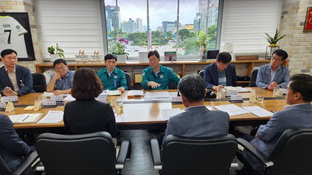 NSP통신-이민근 안산시장이 상록구 및 단원구 동장단 정책회의에 참여하고 있다. (사진 = 안산시)