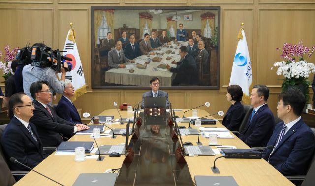 NSP통신-イ·チャンヨン韓国銀行総裁が24日午前、ソウル中区の韓国銀行で開かれた金融通貨委員会本会議で会議を主宰している。 (사진 = 韓国銀行)