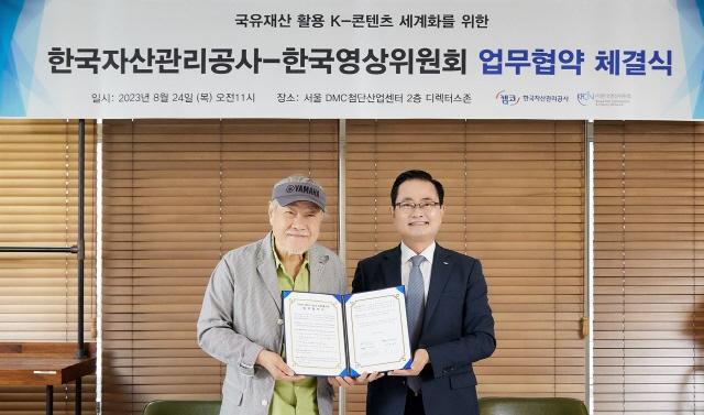 NSP통신-이장호 한국영상위원회 위원장(왼쪽)과 권남주 캠코 사장(왼쪽 두 번째)이 협약을 체결하고 기념촬영을 하고 있다. (사진 = 캠코)