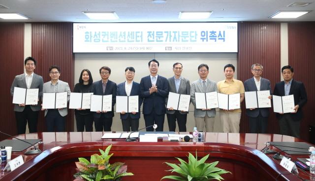 NSP통신-24일 정명근 화성시장(왼쪽 여섯번째)이 전문가자문단들과 위촉 기념촬영을 하고 있다. (사진 = 화성시)