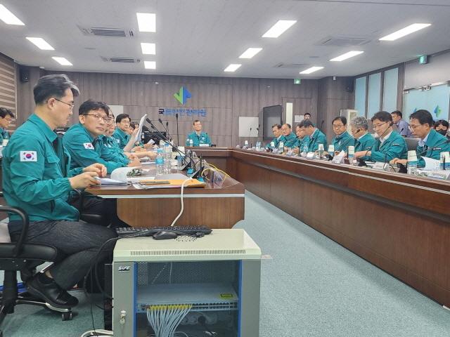 NSP통신-김일환 국토안전관리원장을 비롯한 관계자들이 을지연습 강평이 진행중이다. (사진 = 국토안전관리원)