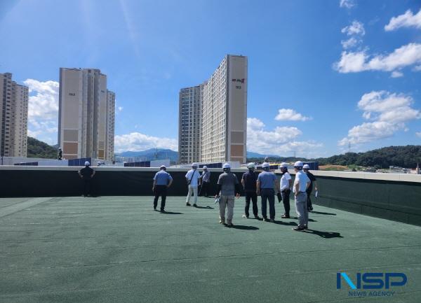 NSP통신-경상북도교육청은 25일 김천중앙고등학교 교사 이전 신축공사 현장에서 시설공사 명예감사관 과 함께 일상감사 현장점검 을 실시했다고 밝혔다. (사진 = 경상북도교육청)