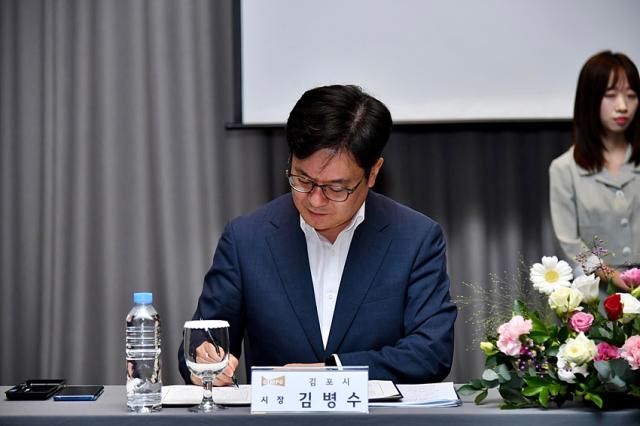 NSP통신-협약서에 서명하고 있는 김병수 김포시장. (사진 = 김포시)