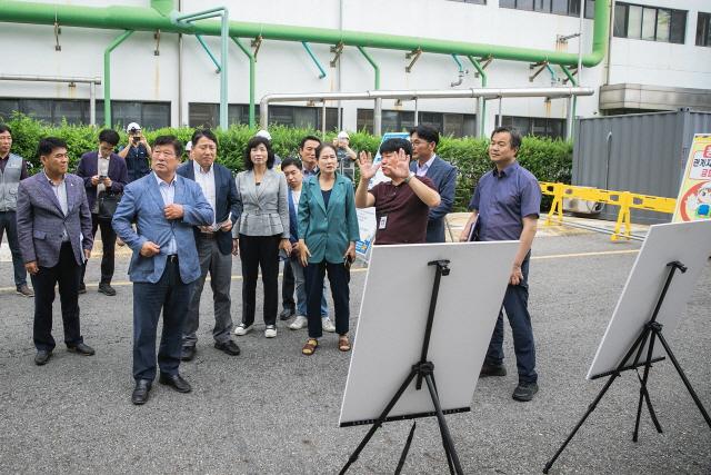 NSP통신-수원공공하수 처리시설 및 슬러지 처리시설 악취 저감대책 위원회가 현장점검을 하는 모습. (사진 = 화성시의회)