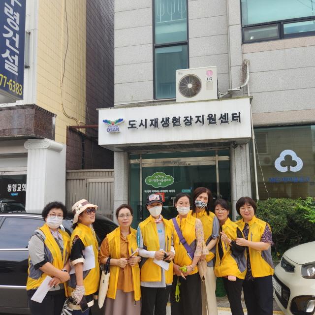 -24일 여성친화도시 조성을 위해 활동 중인 시민참여단이 현장 방문에서 사진촬영을 하는 모습 사진 오산시