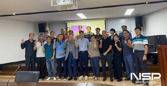 NSP통신-옥곡면 이장들 찾아가는 폭력 예방 교육 기념 찰영 (사진 = 광양시청)