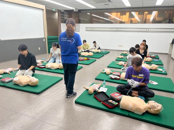 NSP통신-일본 구마모토보건과학대 학생들이 대구보건대학교 임상시뮬레이션센터에서 심폐소생술 교육을 진행하고 있다. (사진 = 대구보건대학교)