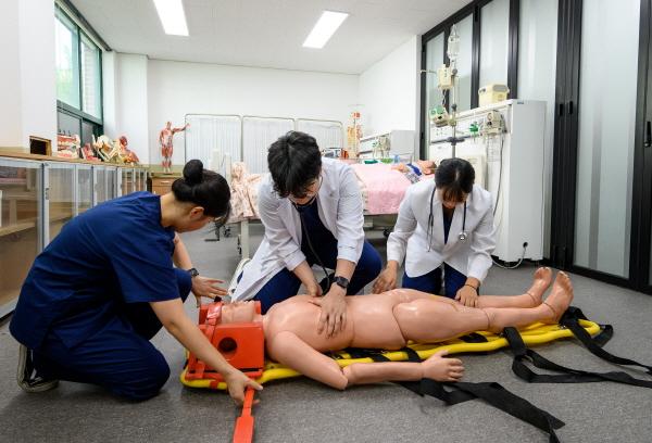 NSP통신-사진은 영진전문대학교가 개설한 응급구조과 관련 실습 모습. (사진 = 영진전문대학교)