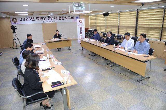 NSP통신-28일 의회 세미나실에서 연구활동 의원연구단체 중간보고회가 진행되고 있다. (사진 = 수원시의회)