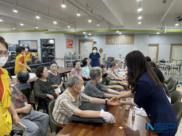 NSP통신-대구보건대학교 바이오헬스 ICC 봉사단이 대구시 북구 다올재활주간보호센터를 방문해 시니어를 위한 청춘 뷰티케어 봉사활동을 펼쳤다.