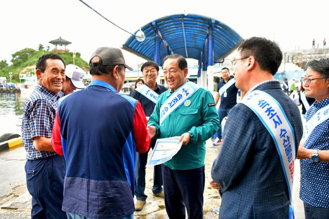 NSP통신-속초시가 동명활어회센터에서 수산물 안전·소비 캠페인을 진행하고 있는 모습. (사진 = 속초시)