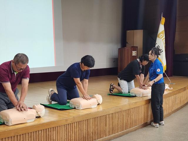 NSP통신-김포시농업기술센터에서 체험농장 운영자 응급처치 안전교육을 실시하고 있는 모습. (사진 = 김포시)