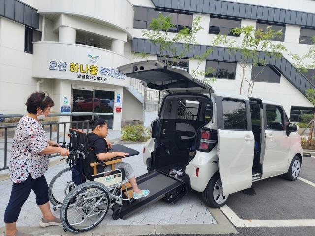 NSP통신-휠체어 리프트 개조 차량에 장애인이 탑승을 하는 모습. (사진 = 오산시)
