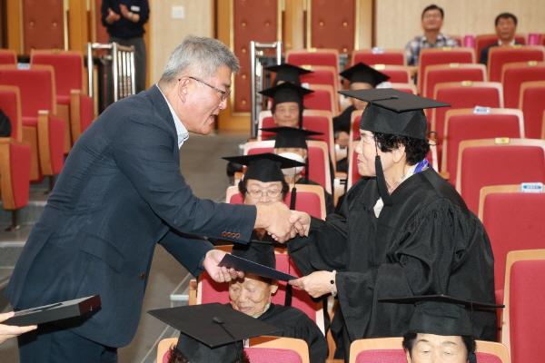 -예천군은 31일 오전 11시 경북도립대학교 청남교육관 청남홀에서 학습생과 관계자 등 40여 명이 참석한 가운데 찾아가는 성인문해교육 합동 졸업식을 열었다 사진 예천군