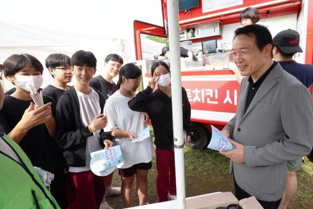 NSP통신-31일 임태희 경기도교육감(오른쪽)이 과천시 청소년 진로페스티벌에서 학생들과 대화를 하고 있다. (사진 = 경기도교육청)