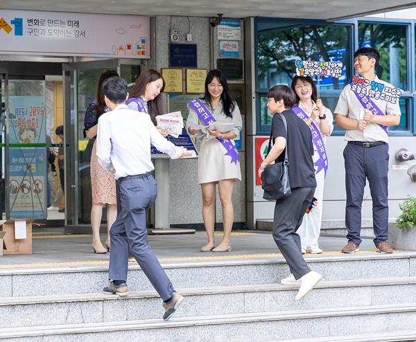 NSP통신-강서구청 직원들이 청렴 캠페인을 펼치는 모습. (사진 = 강서구)