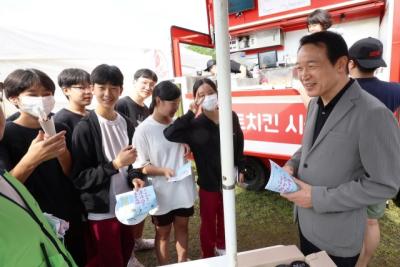 [NSP PHOTO]임태희 경기도교육감, 미래 진로 탐구하는 학생들 격려